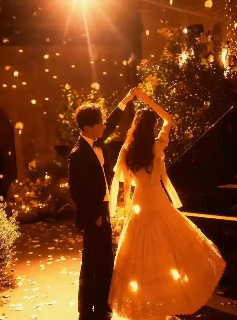 网友:唐嫣与罗晋的结婚照最让人印象深刻,真的有偶像剧的感觉.