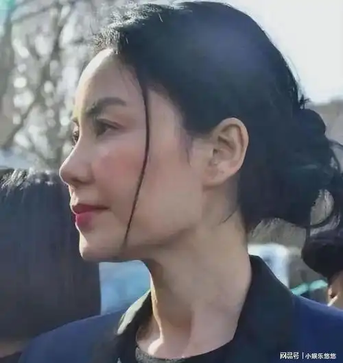 王菲带女儿看演唱会被偶遇!54岁天后风韵犹存