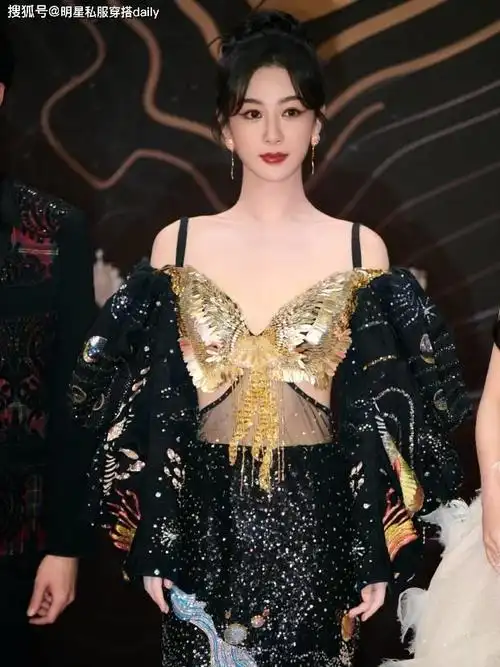 杨紫两套高定行头20万金色蝴蝶闪闪发光白色蓬蓬裙宛若公主