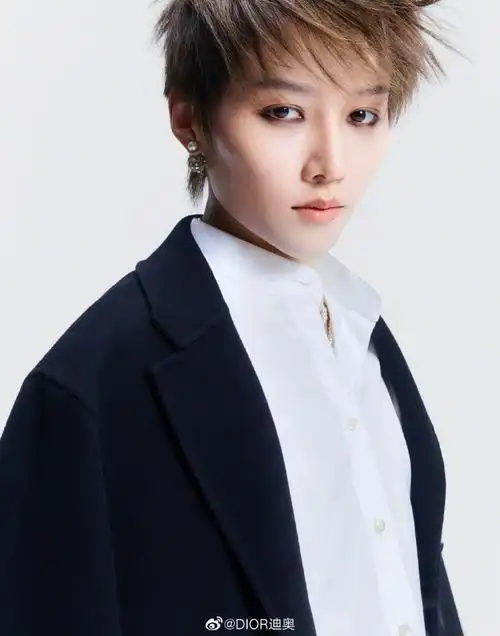 刘雨昕最新大片藤格纹背心 修身西装个性时尚好好看#刘雨昕修身西装