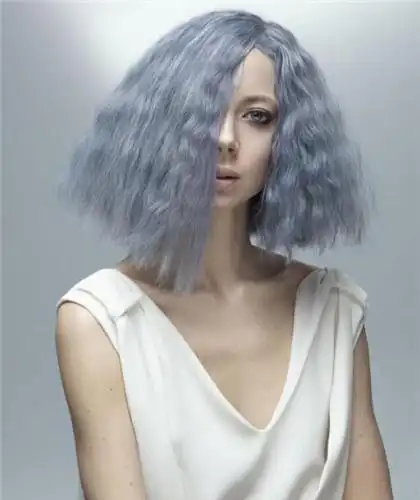 玉米烫发型玉米烫,即头发烫卷出玉米须卷度的发型,齐肩悬空的头发不