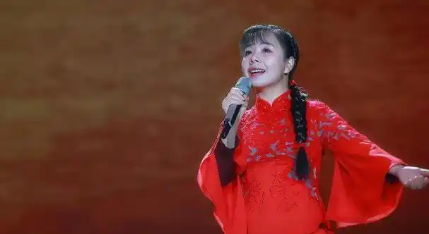 王二妮22岁成名,放弃百万年薪嫁农村小伙,如今带妹妹做公益