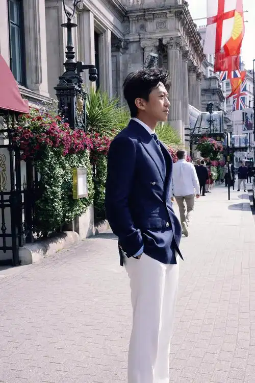 邓超孙俪应邀观看温网男单决赛,双强感拉满