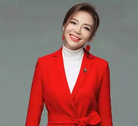 朱迅与董卿同年出生.她的美没有受到任何争议,她被称为"女神主持".