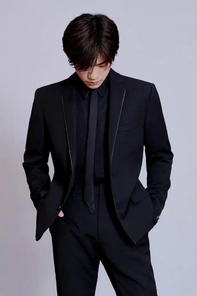 易烊千玺诠释双面男神身穿西装彰显沉稳绅士气质