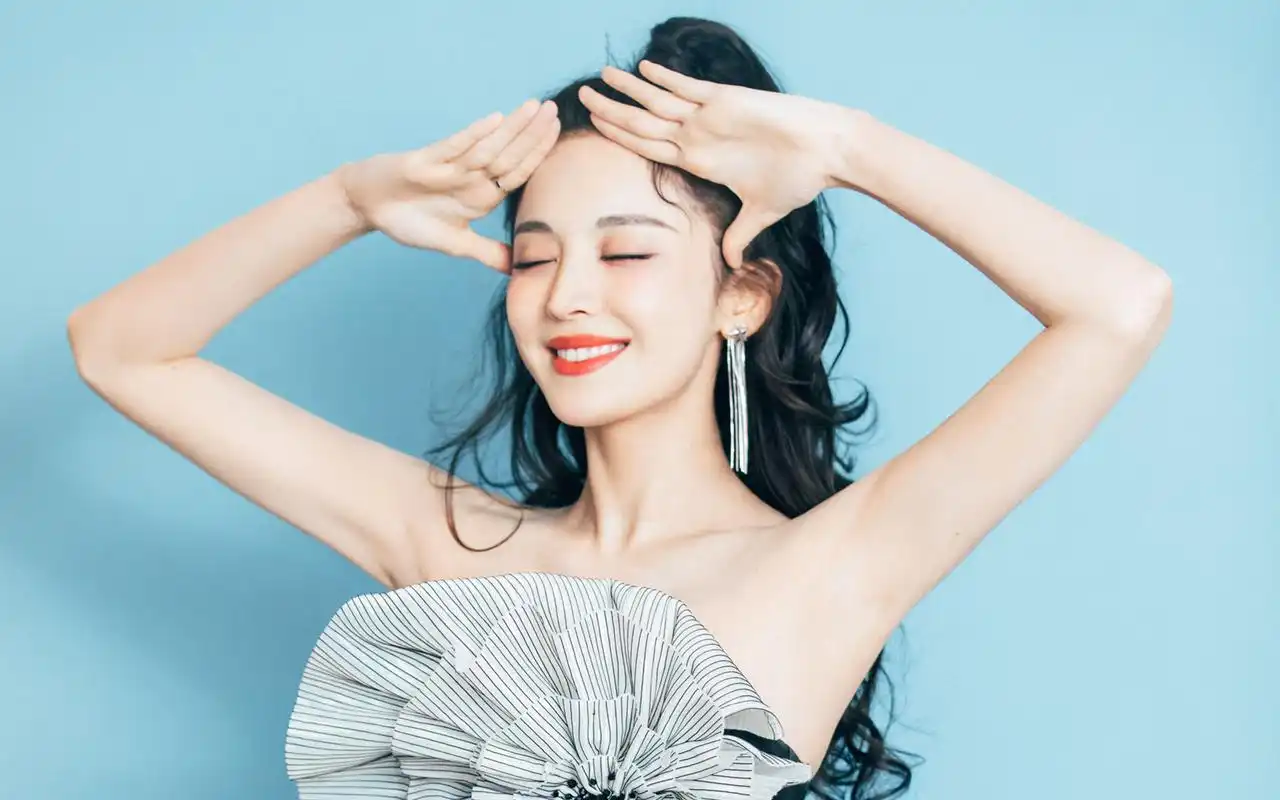 古力娜扎甜美俏丽高清桌面壁纸