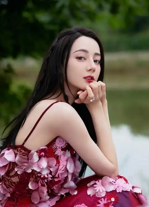 热巴花仙子写真曝光穿粉色繁花裙娇美如画