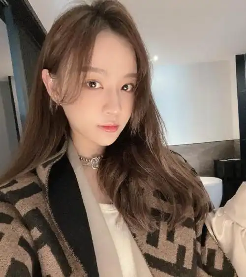 王思聪前女友雪梨回顾10年打工生涯感谢思聪让我成长