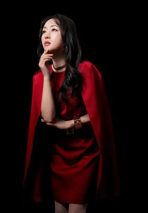 杨钰莹确实很有魅力身穿红色连衣裙散发出英姿飒爽的感觉