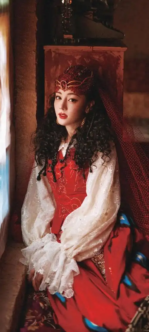 今天,我们就来一起欣赏一组迪丽热巴的美女系列壁纸,感受她那无与