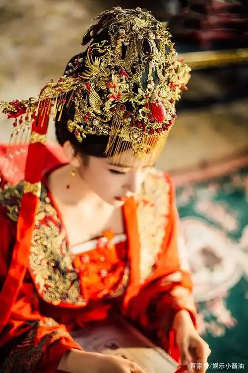 《天醒之路》程潇红色婚服美图欣赏,穿最美的婚服却没嫁给心爱人