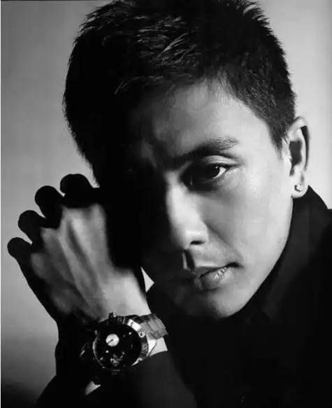 香港男明星之一了时尚的穿搭和帅气的外边吸引了众多少女的青睐而且