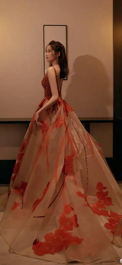 惊鸿一瞥的女明星礼服造型谁让你一眼心动