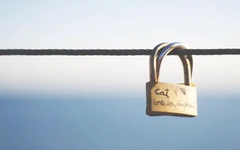 简约个性爱情锁唯美桌面壁纸