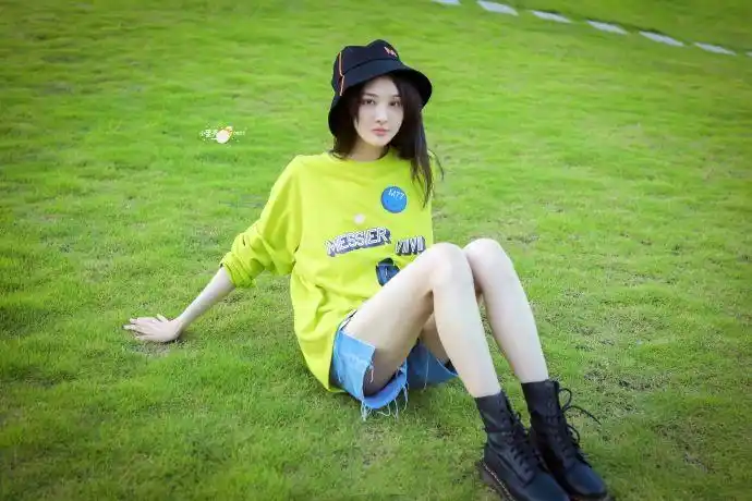 郑爽是给腿"充值"了吧,连晒三套私服造型,腿型细的真实合理