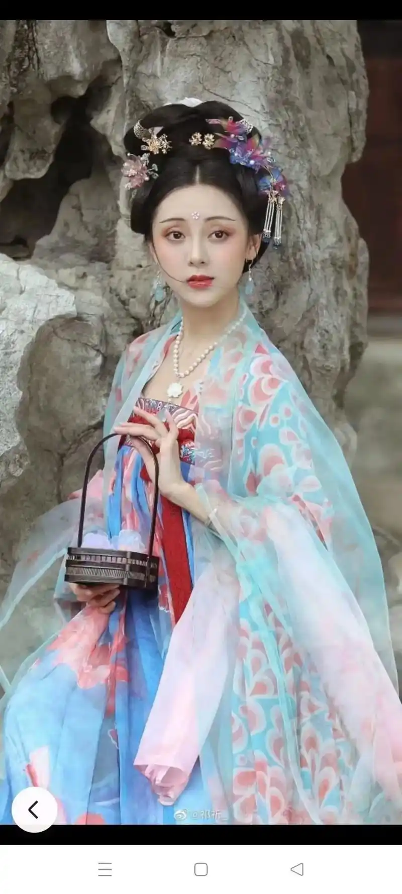 古装美女坐树花树下剧照 - 抖音