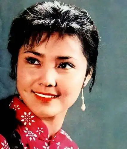 姜黎黎:凭《红牡丹》走红,因身患肿瘤丈夫一夜白头,今怎样了?