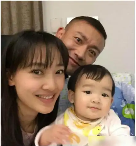 一些青少年在追求偶像的途中会变得十分的疯狂,像刘德华的女粉丝杨