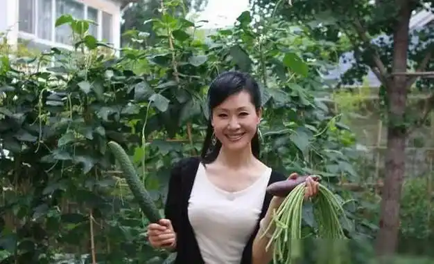 今天歌手于文华生下女儿就被抛弃转身嫁给网恋小伙后她怎样