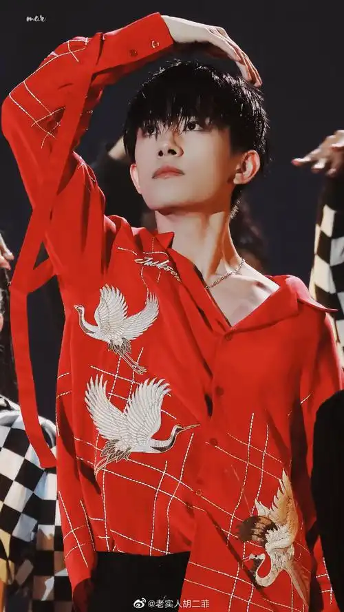本身就很耀眼的千玺穿上了新年红的颜色,简直让人移不开眼睛了.