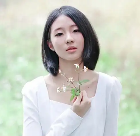 适合夏天的中分短发直发