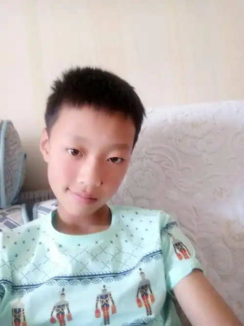 帅气的儿子爱自拍!