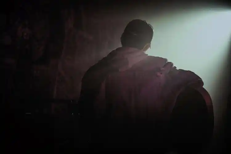 易烊千玺《少年的你》mv剧照  听小北娓娓唱给你听