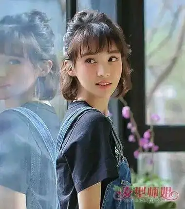 内扣短发半扎丸子头发型