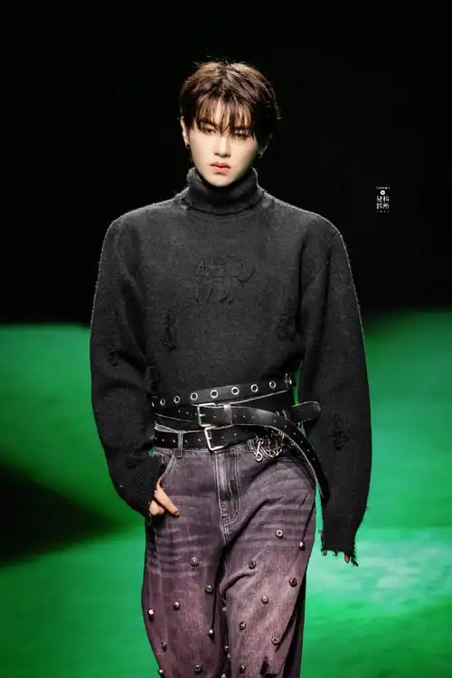 黄明昊黑白质感大片