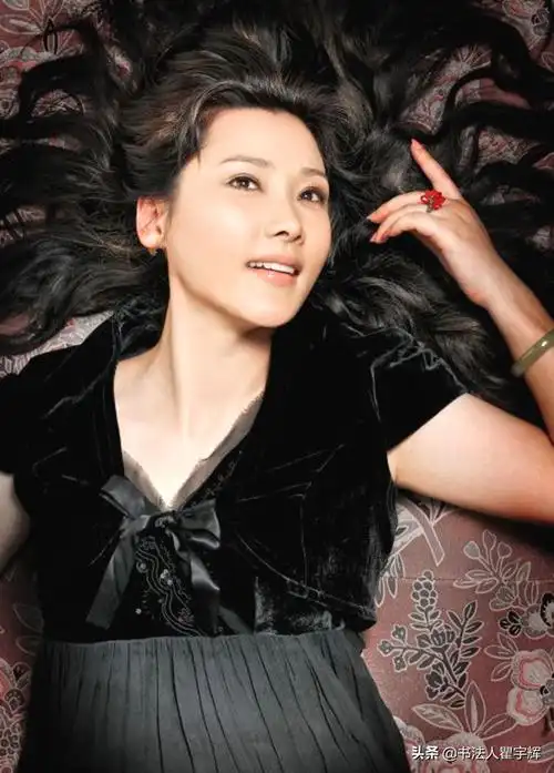 何赛飞,12个美丽瞬间,一位响当当的女明星,圆润典雅端庄大气