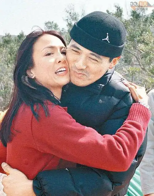 成龙曝郑裕玲当年拍戏时,周围全是男人注视着她,网友:着迷了