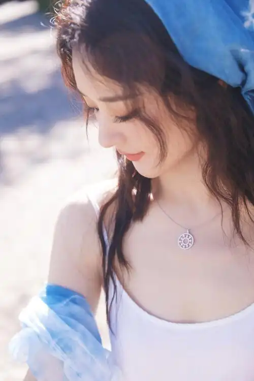 赵丽颖工作室晒庆生照穿蓝色吊带裙甜美如精灵