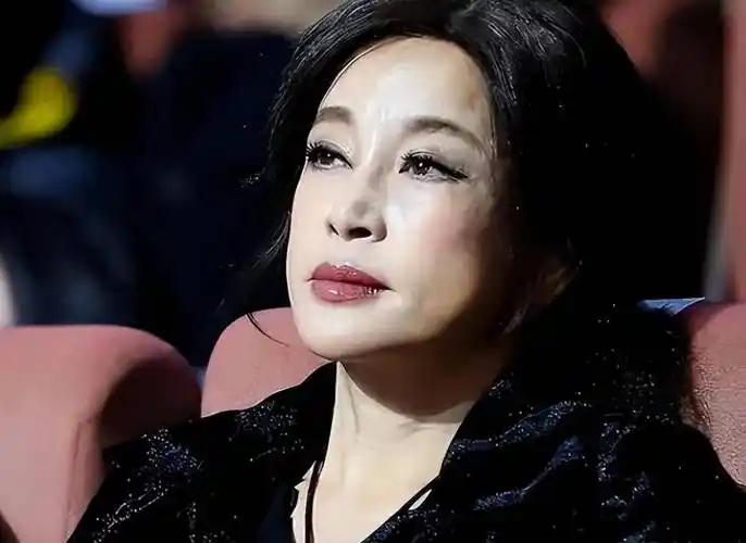 原创71岁的刘晓庆吓坏好多人针打多了真的会起反作用自然老挺好