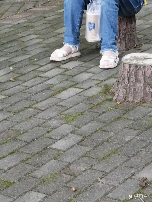 我是女孩,喜欢光脚穿凉鞋,可是父母说女孩赤脚不雅,我要是光脚被他们