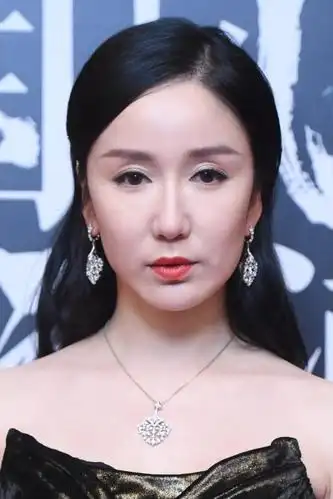 娄艺潇穿镂空裙秀身材,裙装修身却暴露缺点,31岁就有"大妈胯"