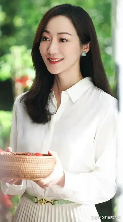 韩雪是一位备受瞩目的女演员,她以温婉与才华并存的形象在观众心中留