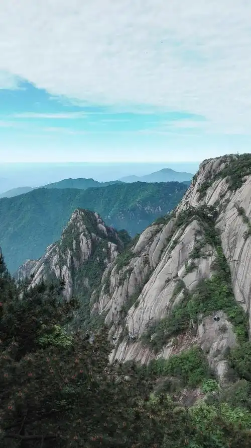 高山巍峨耸云端
