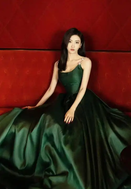 景甜真是人间富贵花,穿吊带裙胸前剪一刀,"水蜜桃"身材太撩人|裙子|好