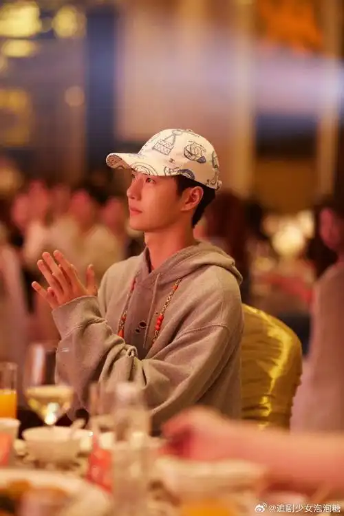王一博乐华年会花絮照##王一博蓝色涂鸦棒球帽