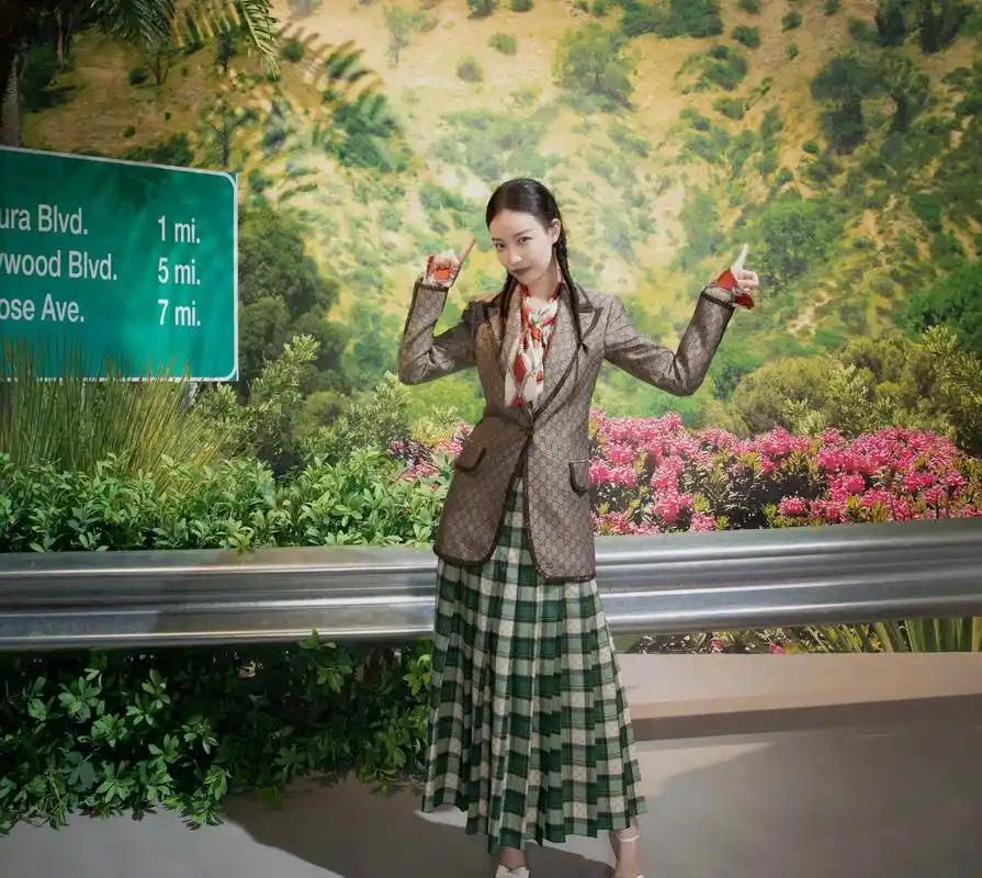 倪妮秋日街拍,秋风起,妮最美