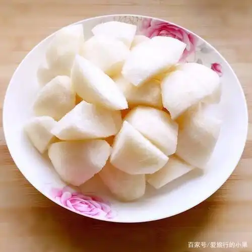 先准备两个大个梨子,去皮,去核,切成块备用