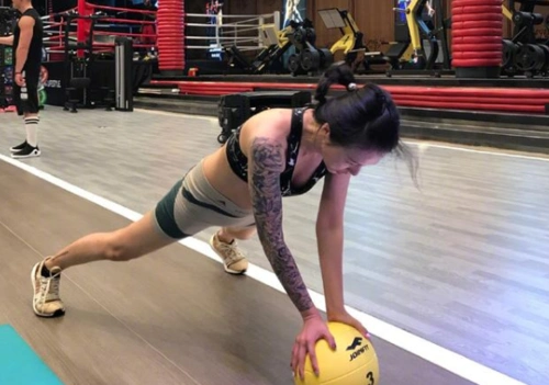 谭维维的纹身惹来争议,其实她的纹身有这样的意义