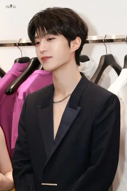 纪梵希品牌代言人 范丞丞##范丞丞戴的耳钉