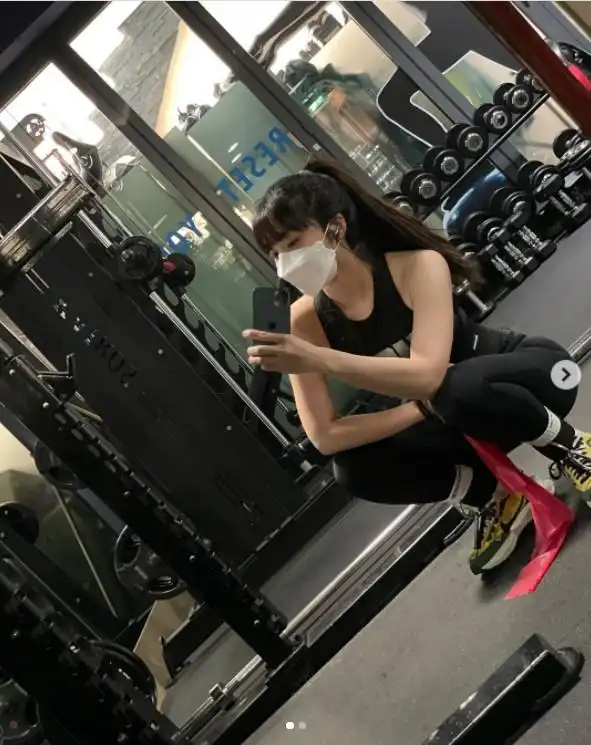 apink郑恩地穿着黑色运动装对镜自拍  露出超性感马甲线