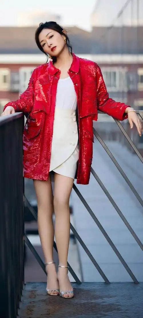 壁纸!骨感纤细身材,性感撩人气息,风情万种万茜_网易订阅