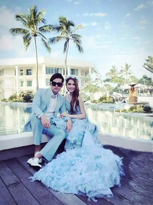 仿佛静静在一旁陪着王子和公主,昆凌从身后轻拥着周杰伦~你们相爱的