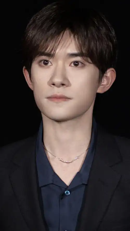 易烊千玺直播##易烊千玺被冻得双手握拳#眼睛好亮.