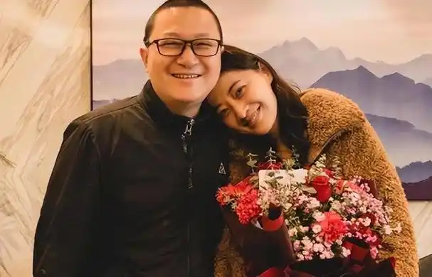 曾剑:娶二婚演员妻子梅婷,婚后生一儿一女,一家四口幸福甜蜜