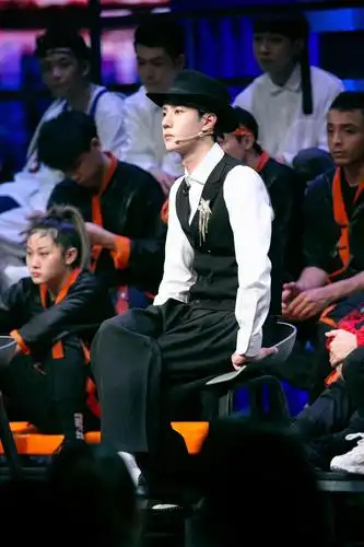 王一博在《街舞3》穿西服,戴礼帽_高清图集_新浪网