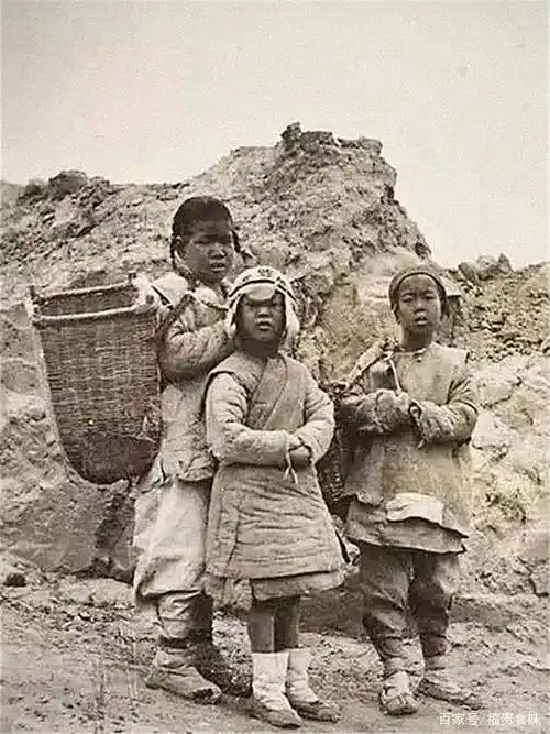 旧社会穷人真实老照片,衙役衣服破破烂烂,山里少年地里拾粪取暖_生活